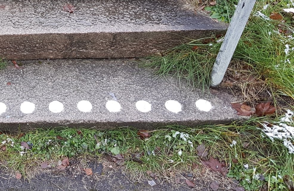 Trappa i Bergsjön. Vita markeringar i sten, 50 mm, mot mörkgrå trappa